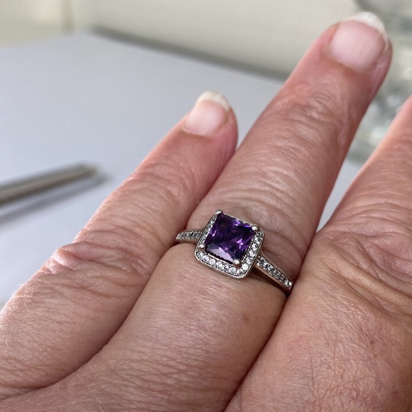 Beautiful purple and clear cubicle zirconia stone ring - Picture 12 of 12
